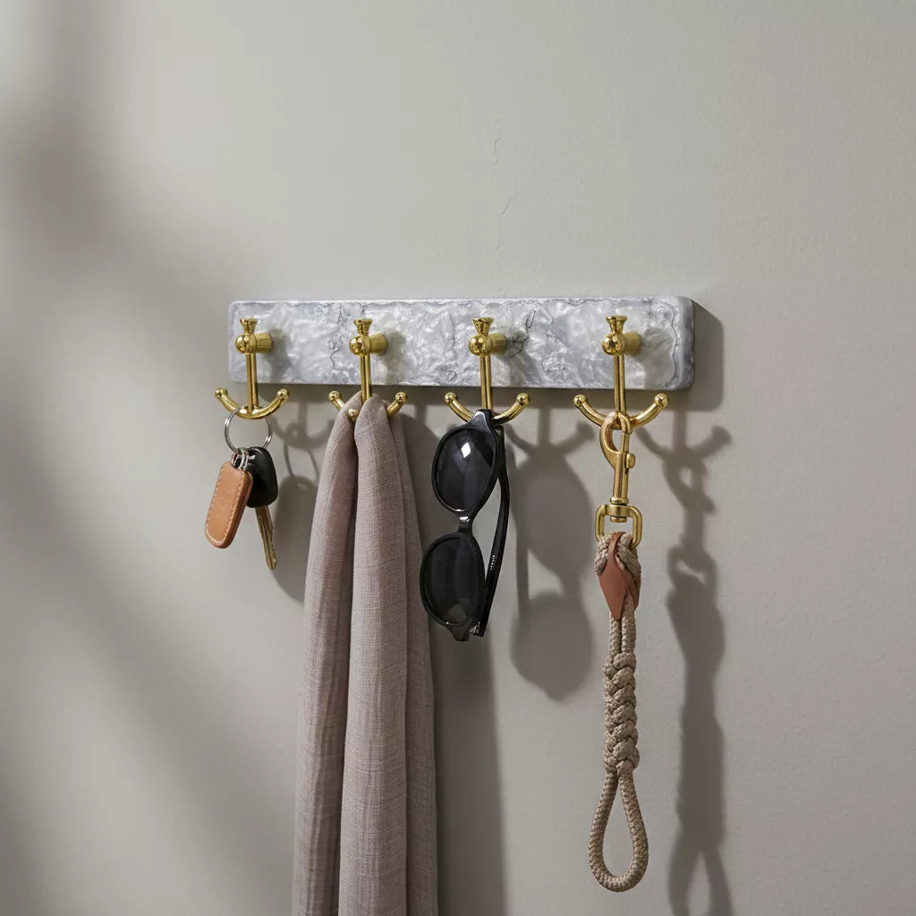 عبوة علاقة حائط متعددة الخطافات بقاعدة أكريليك – Packaging of acrylic wall hook rack with gold hooks