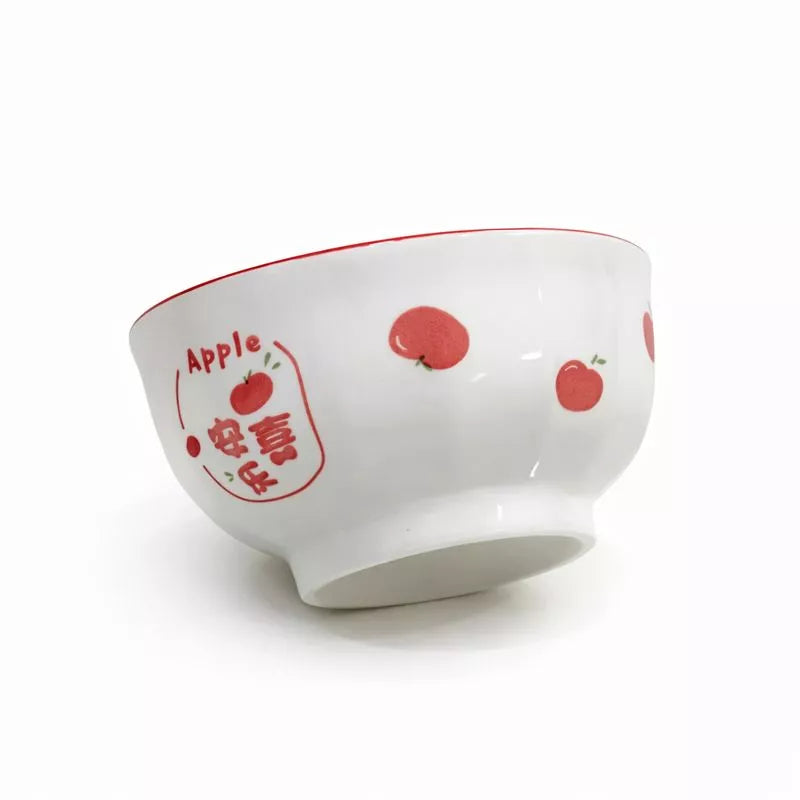 بولة سيراميك بنقشة التفاح من زاوية جانبية مع حافة حمراء – Side angle view of ceramic bowl with apple pattern and red rim