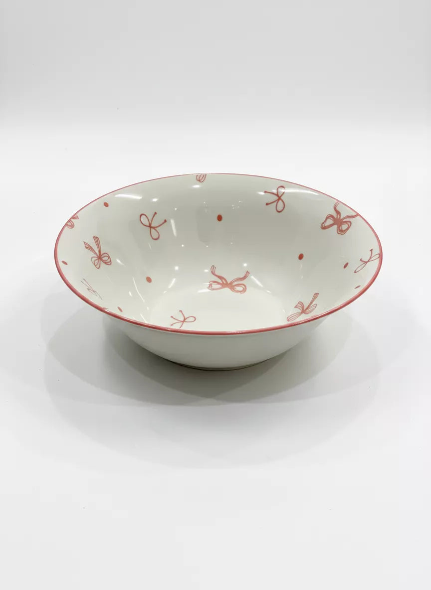 تفاصيل الحافة الملونة لبولة سيراميك بنقشة فيونكة – Close-up of colored rim on ceramic bowl with bow pattern