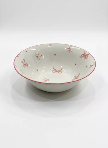 تفاصيل الحافة الملونة لبولة سيراميك بنقشة فيونكة – Close-up of colored rim on ceramic bowl with bow pattern