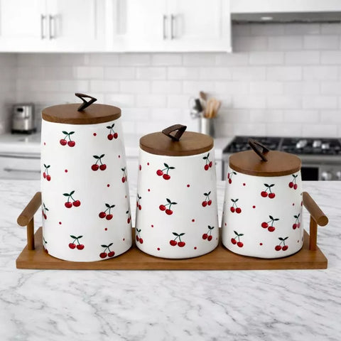 علب تخزين سيراميك بنقشة الكرز موضوعة على قاعدة خشب على كاونتر المطبخ – Ceramic cherry design storage canisters on wooden tray for kitchen countertop