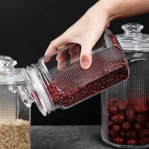 برطمانات زجاج أوكتاجون معروضة في المطبخ – شكل ديكوري منظم وراقي