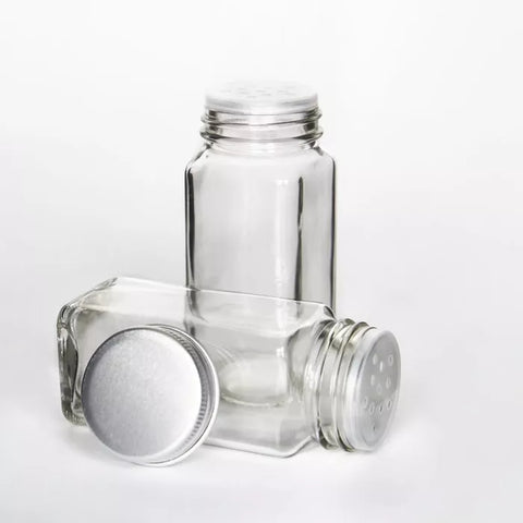 تصوير فني لطقم الملاحات الزجاجي – Artistic Shot of Salt & Pepper Shakers Set – إبراز الجمال والشياكة