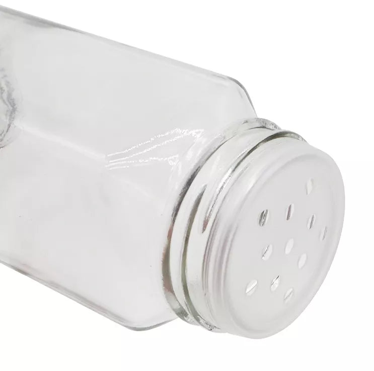 طقم الملاحات الزجاجي على السفرة – Salt & Pepper Shakers on Dining Table – الاستخدام اليومي وحماية التوابل