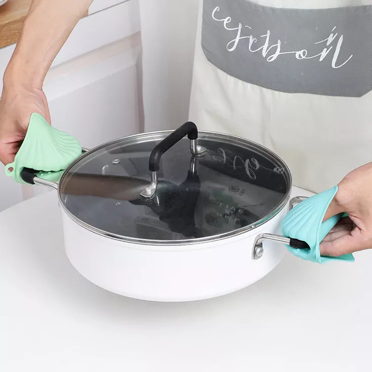 ماسك سيليكون عازل للحرارة أثناء الاستخدام مع الأواني الساخنة – Heat-resistant silicone pot holder in use with hot cookware