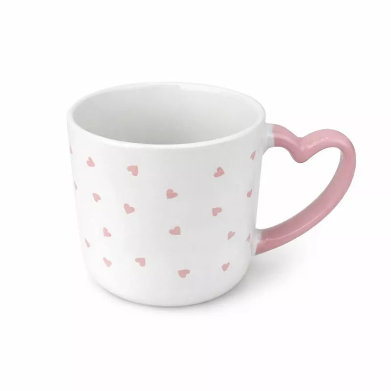 تفاصيل نقشة القلوب على مج سيراميك أبيض – Close-up of heart pattern on white ceramic mug