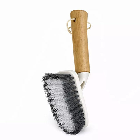 تفاصيل مقبض خشبي لفرشة تنظيف متعددة الاستخدام – Wooden handle detail of multi-purpose cleaning brush