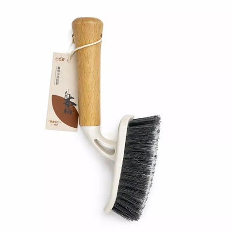 تفاصيل شعيرات فرشة تنظيف قوية بمقبض خشبي – Close-up of strong bristles wooden handle cleaning brush