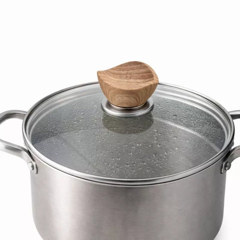 تفاصيل تشطيب الخشب الطبيعي لمقبض غطاء الحلة – Close-up of natural wood texture pot lid handle